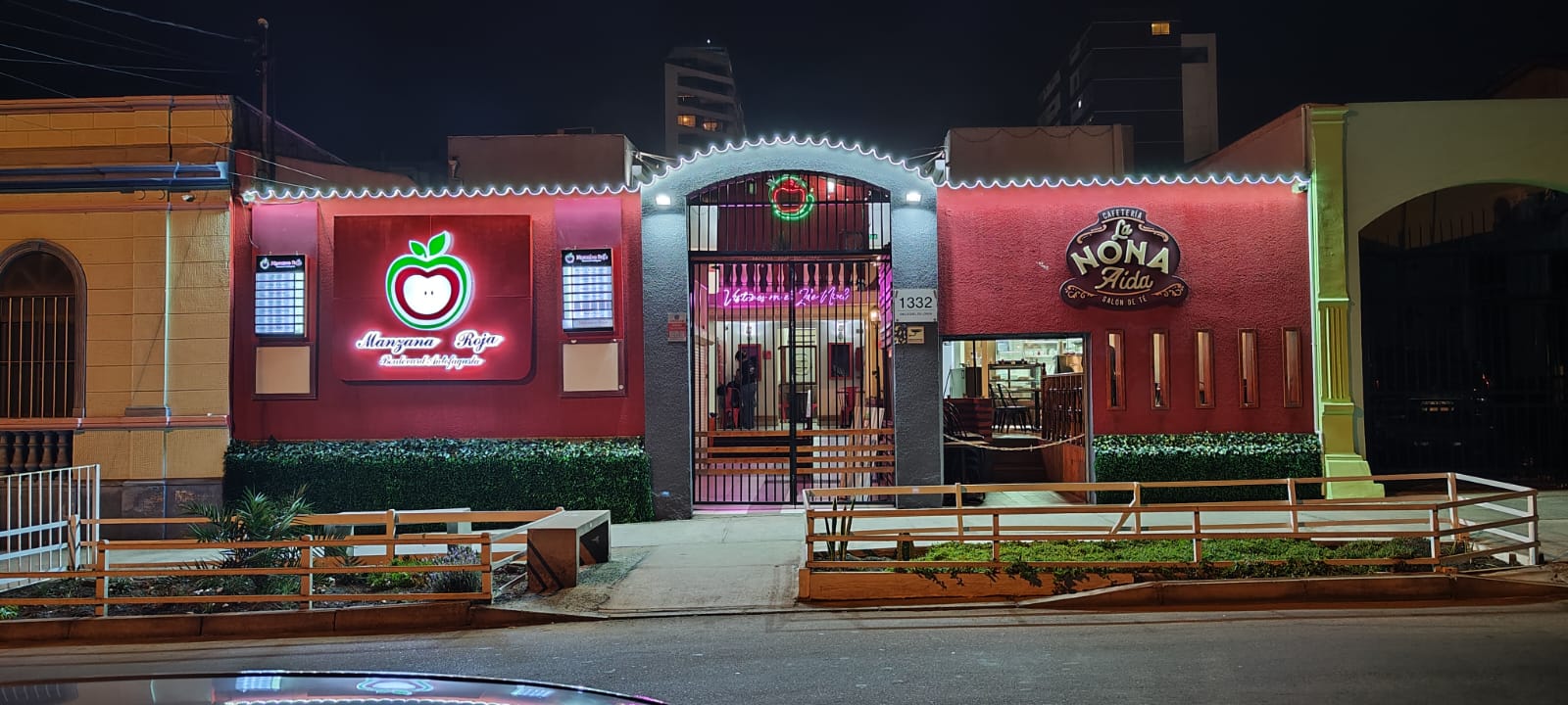 Fachada Manzana Roja Boulevard de noche