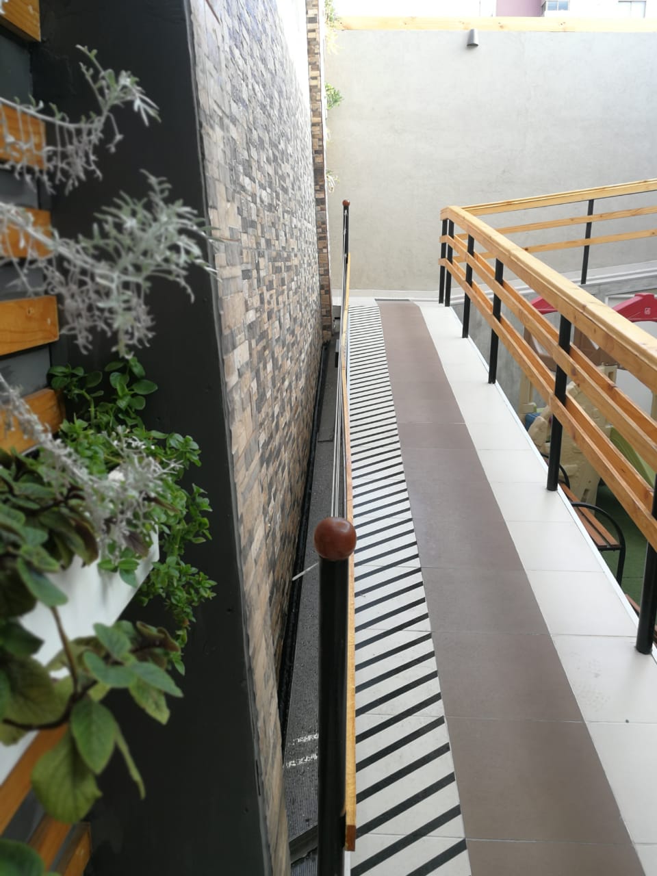 Rampa accesible patio interior